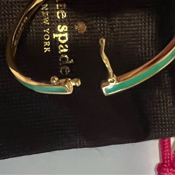 Kate Spade Gold Tone Bracelet with Green Bow NWOT with jewelry pouch - Picture 8 of 10